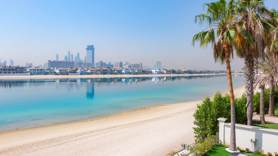 Luxury vacation homes Dubai near the beach with stunning views